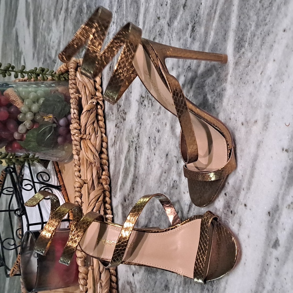 Gorgeous scrappy bronze heels